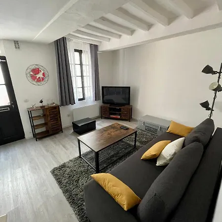 Intra-muros Bien Situe Et Agreable A Proximite Des Theatres