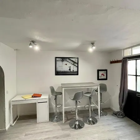 Apartment Intra-muros Bien Situe Et Agreable A Proximite Des Theatres